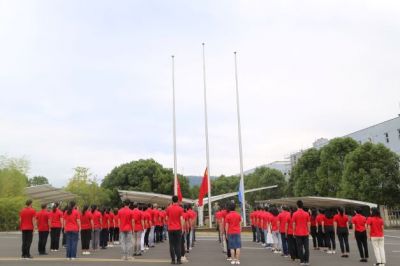 迎国庆 铭初心 腾讯分分彩
医药举行国庆升旗宣誓仪式